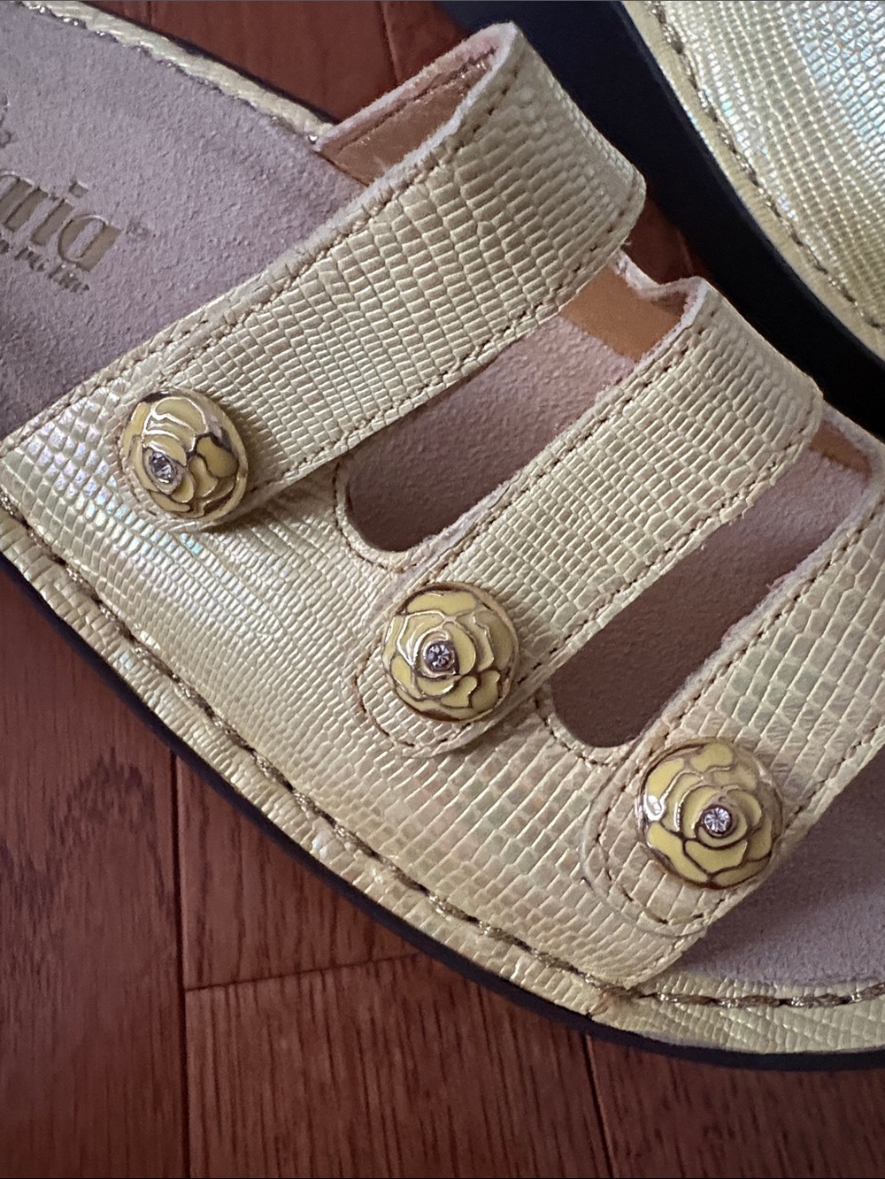 New! Alegria Metallic Yellow Three-Flower Button Velcro Slip-On Sandals size 37 - Picture 2 of 7